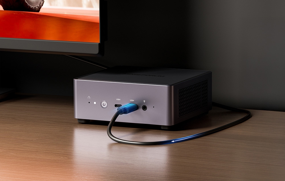 mini pc στο γραφείο συνδεδεμένο με καλώδιο