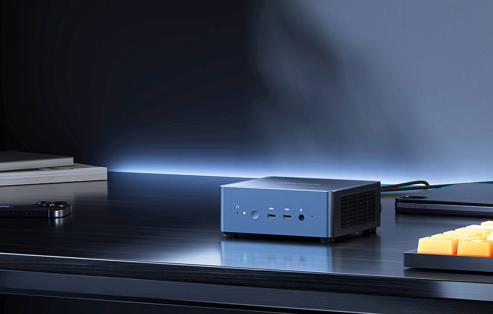 mini pc σε γραφείο δίπλα σε πληκτρολόγιο, smartphone και tablet