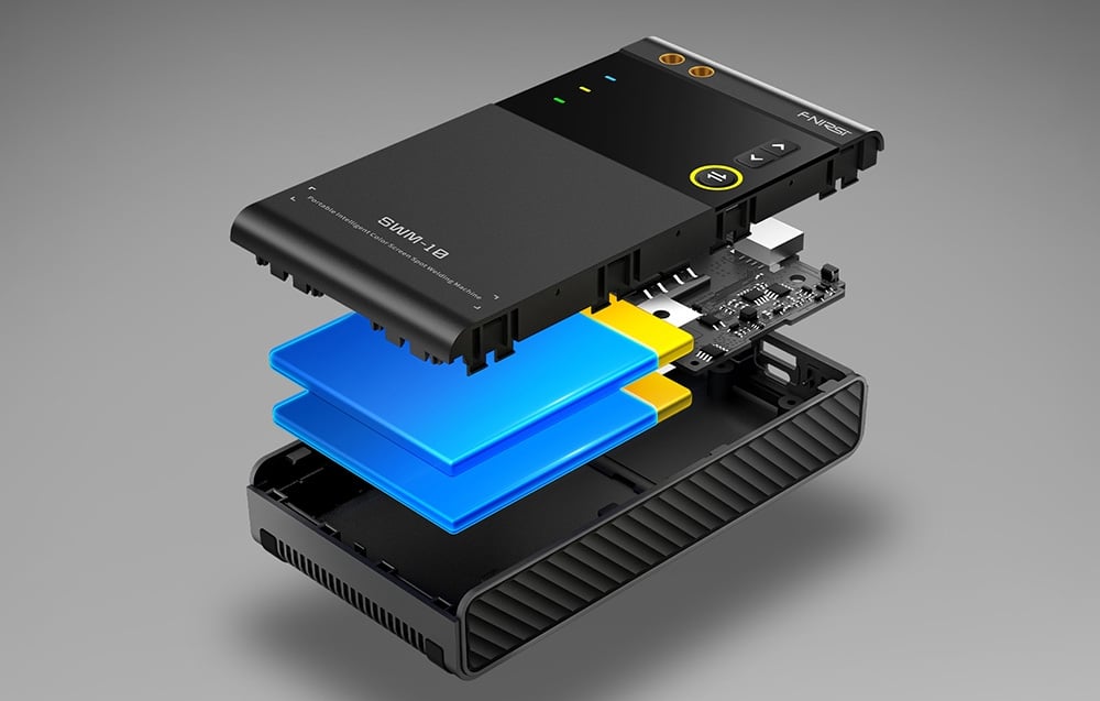 Render 3D rozłożonego urządzenia elektronicznego z obudową, płytką drukowaną i kolorowymi warstwami baterii.