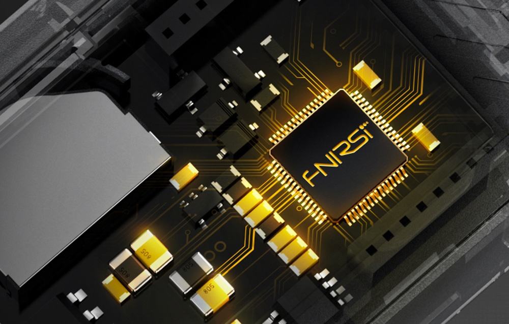 Zbliżenie na chip z podświetlonym układem scalonym z logo FNIRSI i otaczającymi podzespołami elektronicznymi.