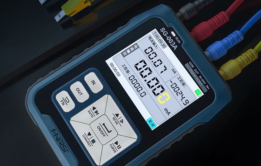 Generator sygnałów FNIRSI SG-003A, do którego podłączone są przewody