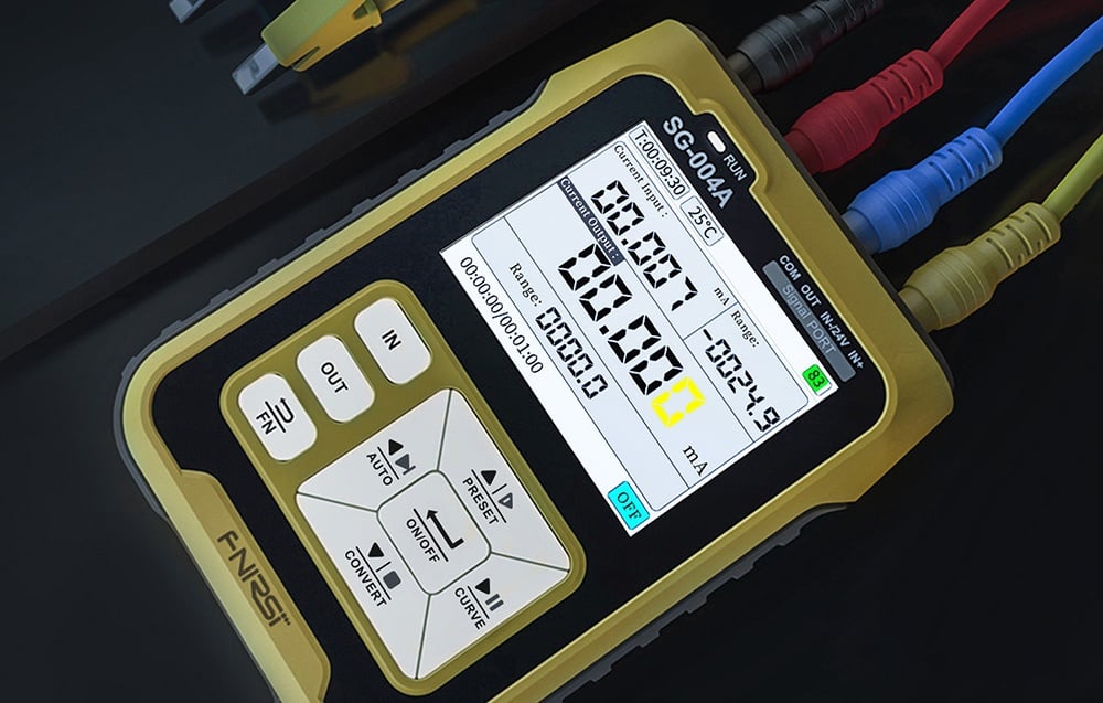 Generator sygnałów FNIRSI SG-004A, do którego podłączone są przewody