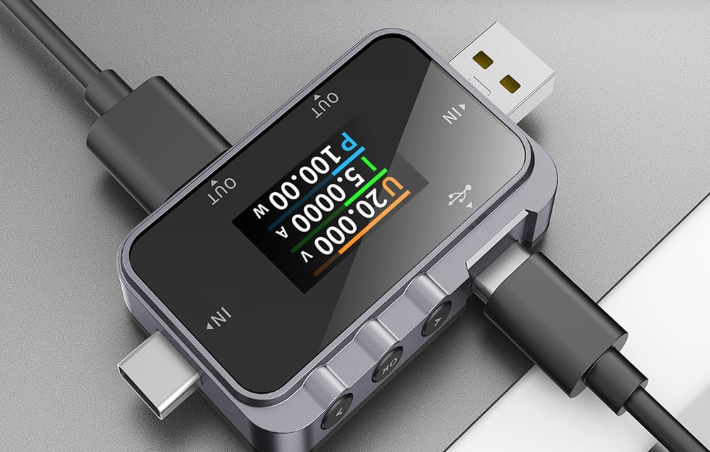Zdjęcie przedstawia tester złączy z podłączonymi kablami USB.