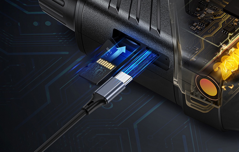 Zdjęcie przedstawia noktowizor cyfrowy z podpinanym kablem USB-C i kartą pamięci,