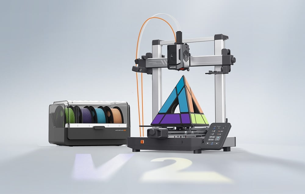 Drukarka Anycubic Kobra 3 V2, obok której stoi moduł ACE Pro.