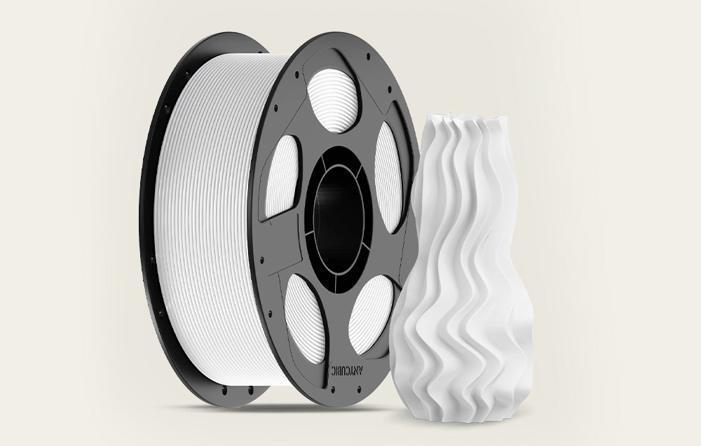 Filament PLA Anycubic, obok niego stoi biały wazon wykonany metodą druku 3D.