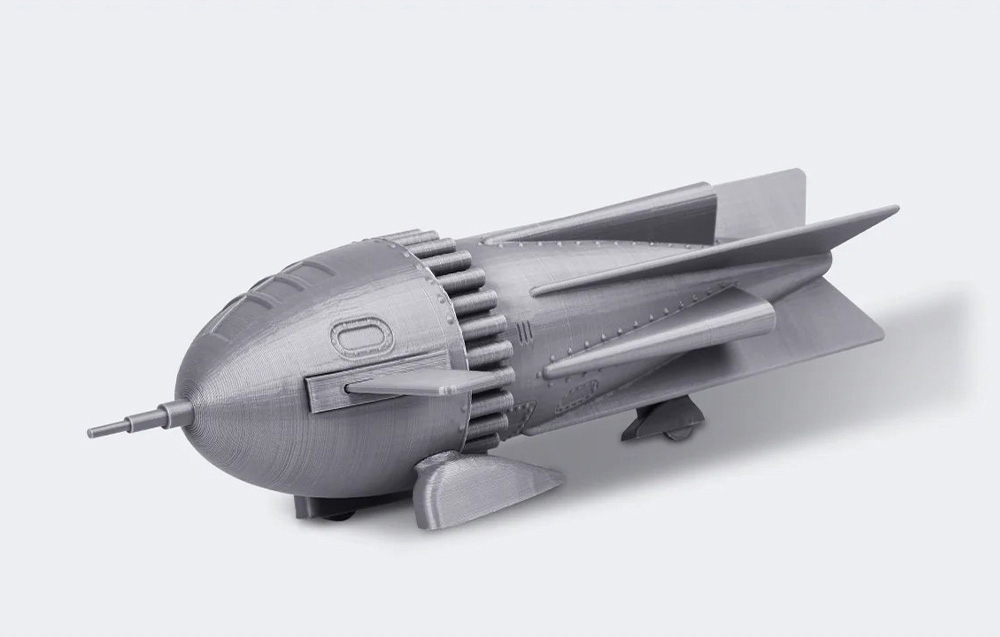 Model rakiety w srebrnym kolorze wykonanej metodą druku 3D.
