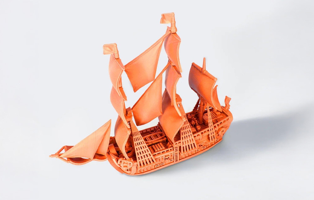 Model łódki w kolorze brzoskwiniowym, która powstała dzięki drukowi 3D.