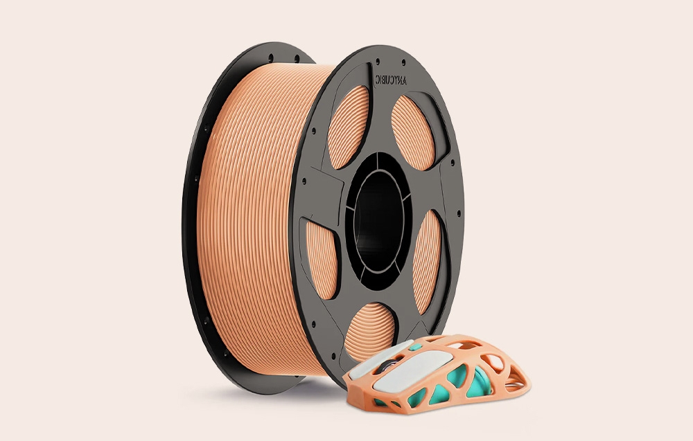 Filament Anycubic σε χρώμα ροδακινί, διπλανή μια υπολογιστική ποντίκι κατασκευασμένη μέσω 3D εκτύπωσης.