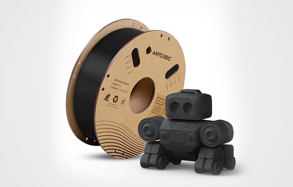Filament High Speed PLA Anycubic w kolorze czarnym, obok którego stoi figurka wykonana za pomocą drukarki 3D.
