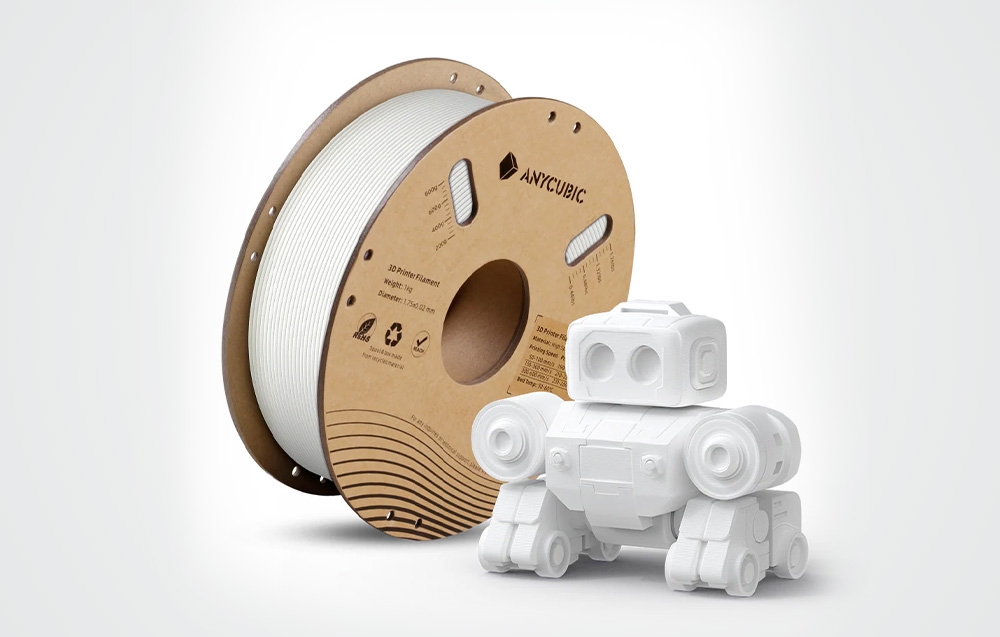 Filament High Speed PLA Anycubic w kolorze białym, obok którego stoi figurka wykonana za pomocą drukarki 3D.