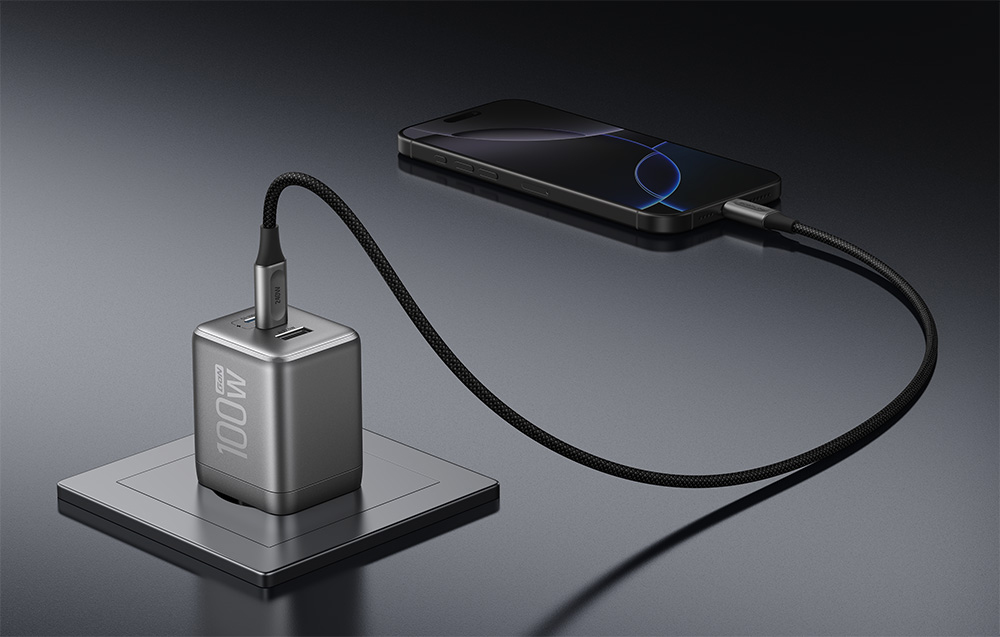 smartfon ładowany za pomocą srebrnej ładowarki