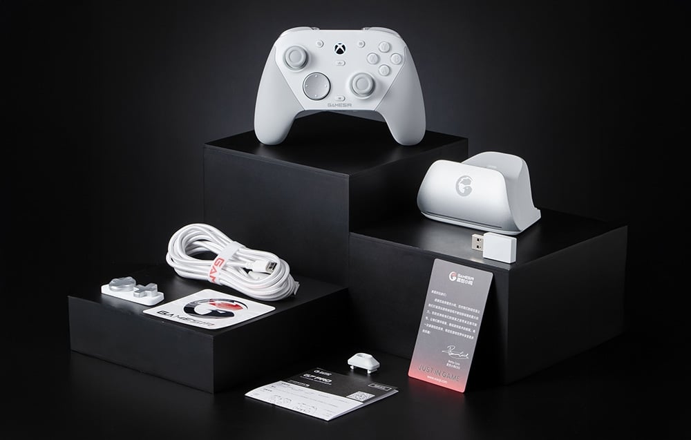 Σετ αξεσουάρ GameSir που περιλαμβάνει χειριστήριο, σταθμό σύνδεσης, καλώδιο, επικαλύψεις, οδηγίες και αυτοκόλλητα.