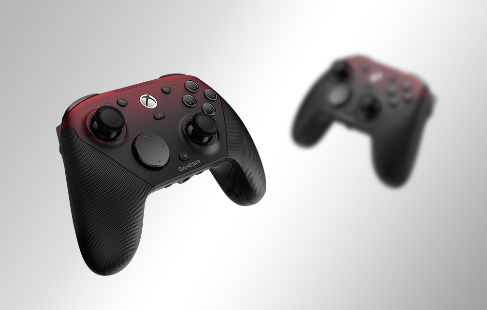 Δύο χειριστήρια GameSir σε μαύρο και κόκκινο χρώμα που αιωρούνται σε φωτεινό φόντο, το ένα σε πρώτο πλάνο και το άλλο θολό.