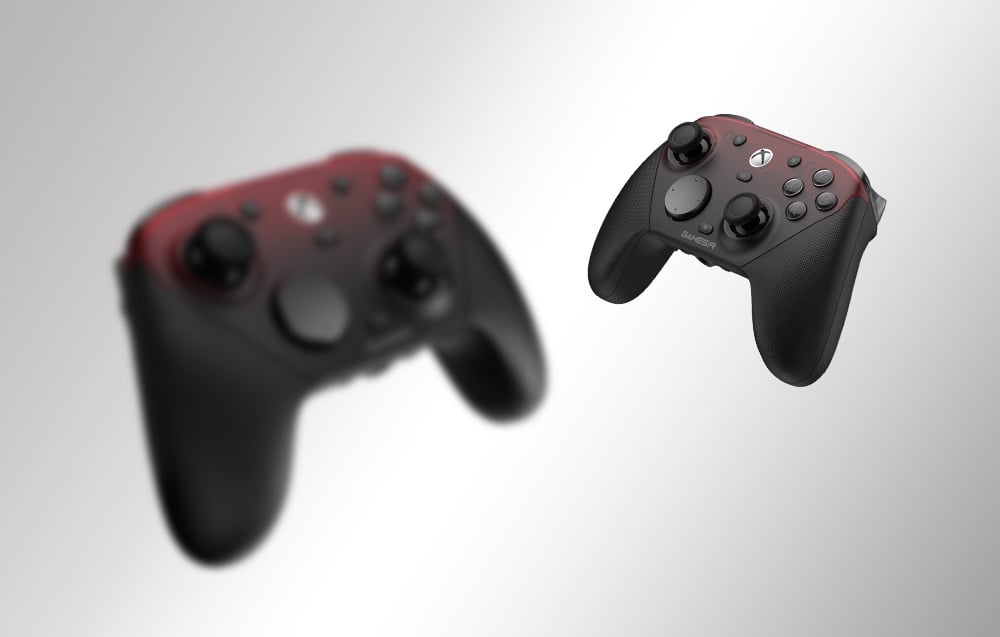 Δύο χειριστήρια GameSir σε μαύρο και κόκκινο χρώμα που αιωρούνται σε ανοιχτόχρωμο φόντο, το ένα διαυγές, το άλλο ασαφές.
