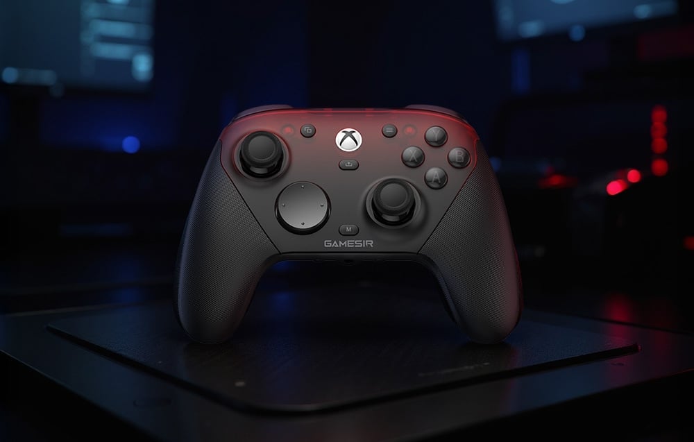 Μαύρο και κόκκινο χειριστήριο GameSir τοποθετημένο σε ένα μαξιλάρι σε ένα σκοτεινό δωμάτιο με οπίσθιο φωτισμό.