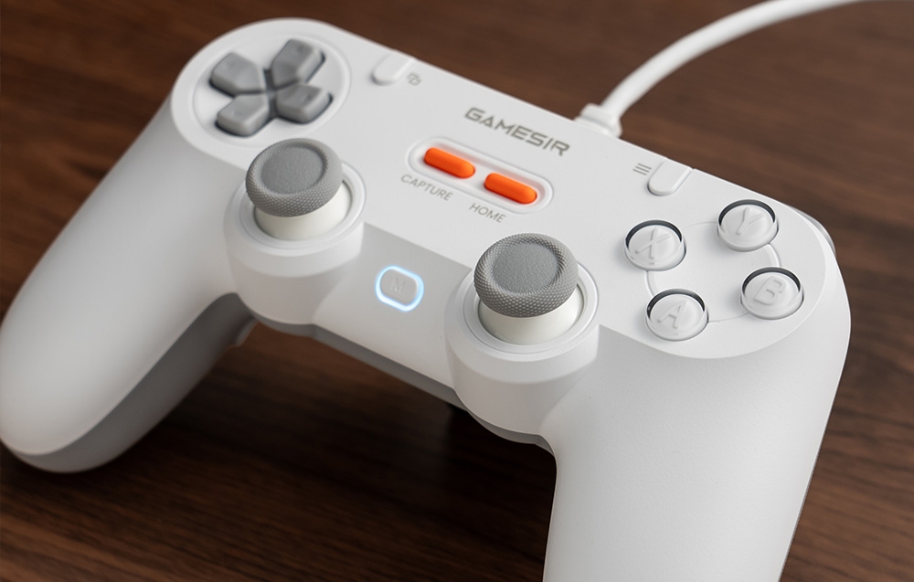 Κοντινό πλάνο ενός λευκού χειριστηρίου GameSir με ορατά τα κουμπιά και το