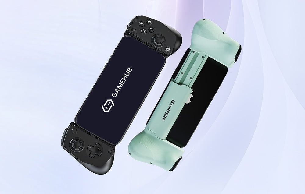 Δύο χειριστήρια GameSir με προσαρτημένα smartphones, ορατά από μπροστά και πίσω σε φωτεινό φόντο.
