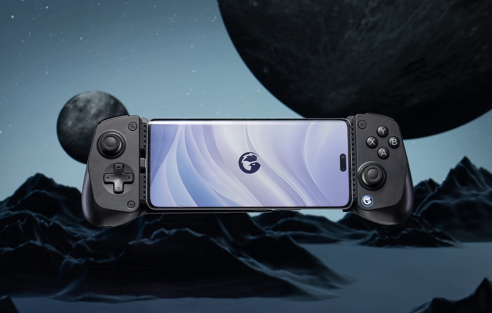 Μαύρο χειριστήριο GameSir με τοποθετημένο smartphone σε τοπίο με πλανήτες.