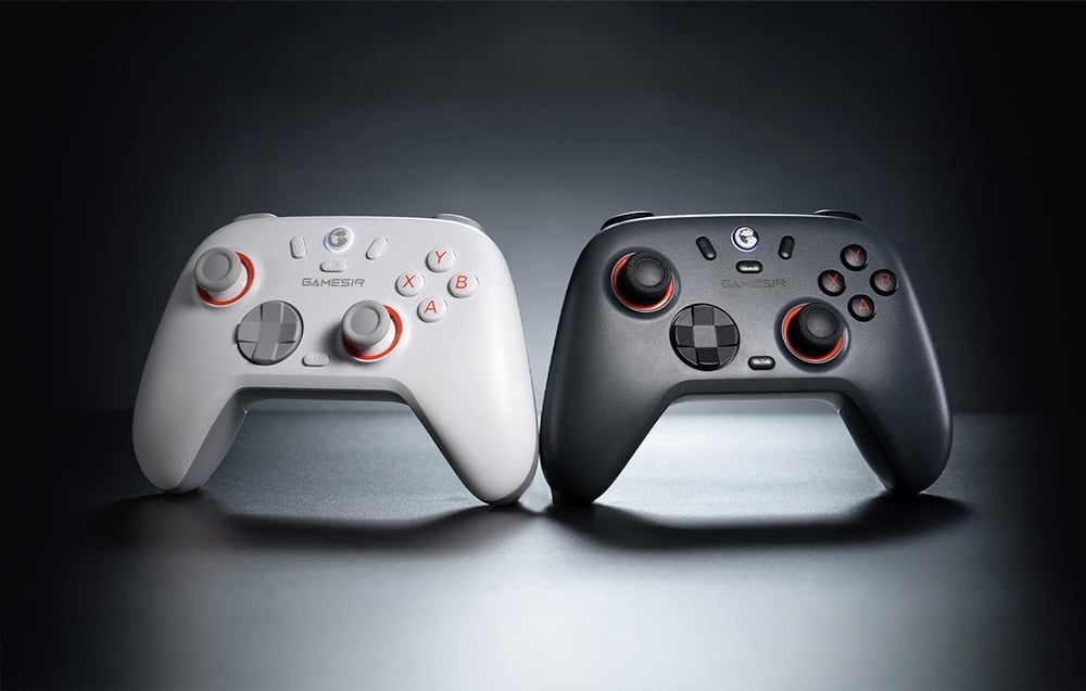 Λευκό και σκούρο γκρι χειριστήριο GameSir τοποθετημένα το ένα δίπλα στο άλλο σε σκούρα επιφάνεια.