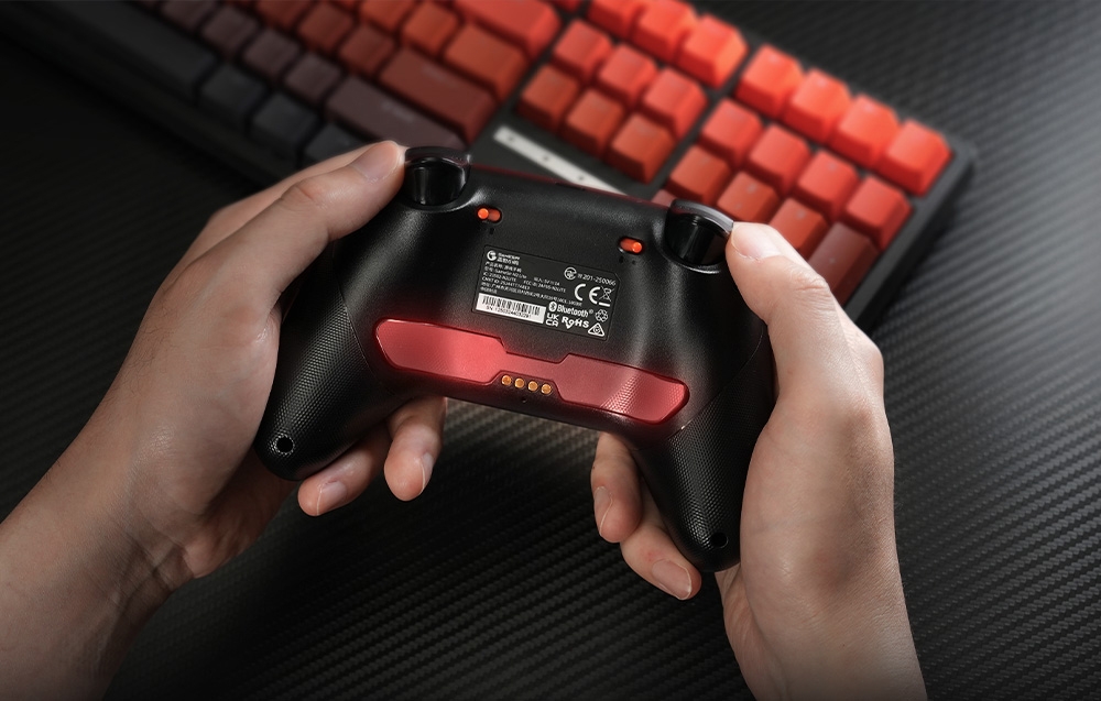 Πίσω όψη του χειριστηρίου GameSir που κρατάτε στα χέρια, με ορατή την ετικέτα και το κόκκινο ένθετο.