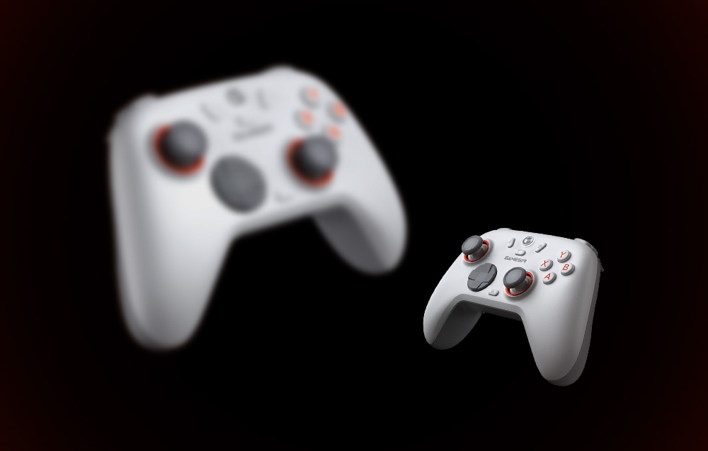 Δύο λευκά χειριστήρια GameSir που αιωρούνται σε σκούρο φόντο, το ένα διαυγές, το άλλο θολό.