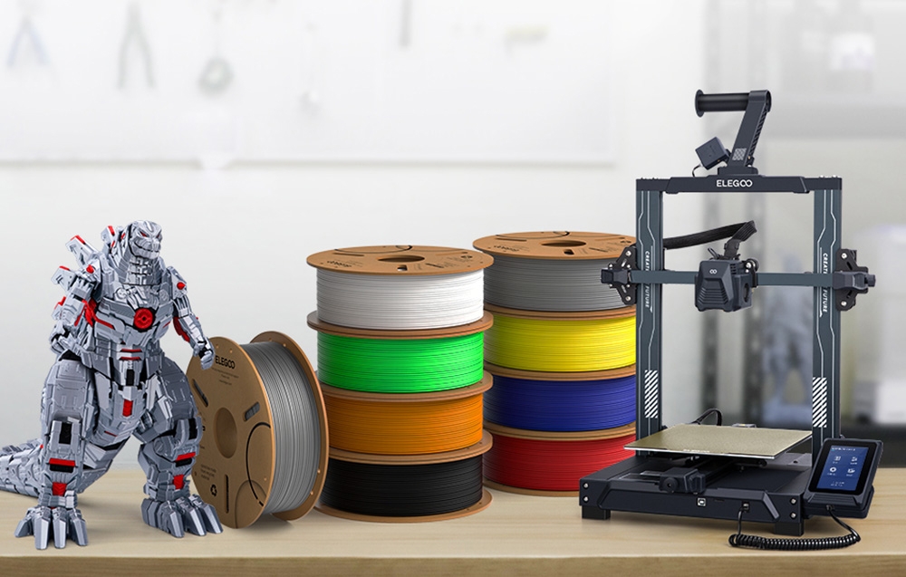 drukarka 3D, szpule filamentu w różnych kolorach i model robotycznego dinozaura na biurku