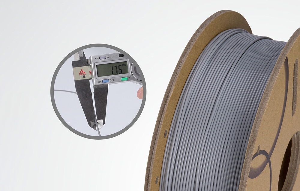 szary filament do drukarek 3D i suwmiarka mierząca jego grubość