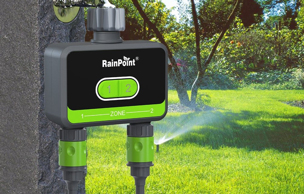 Πράσινος ελεγκτής άρδευσης RainPoint, πίσω του κήπος.