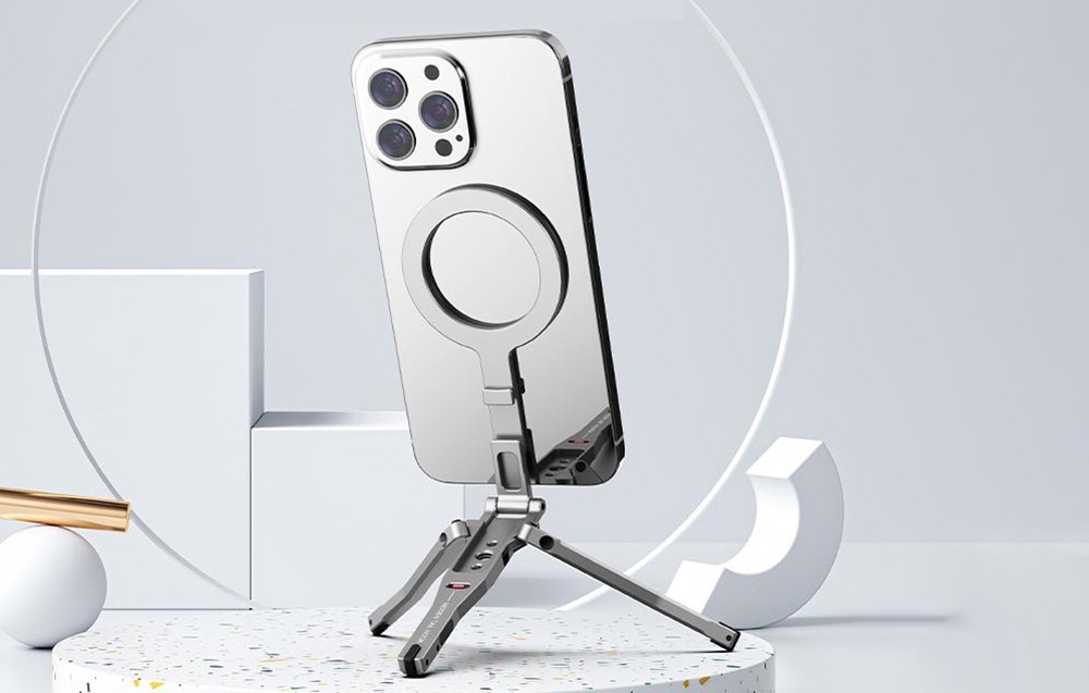 iPhone σε βάση σε λευκή επιφάνεια με γεωμετρικά διακοσμητικά στοιχεία