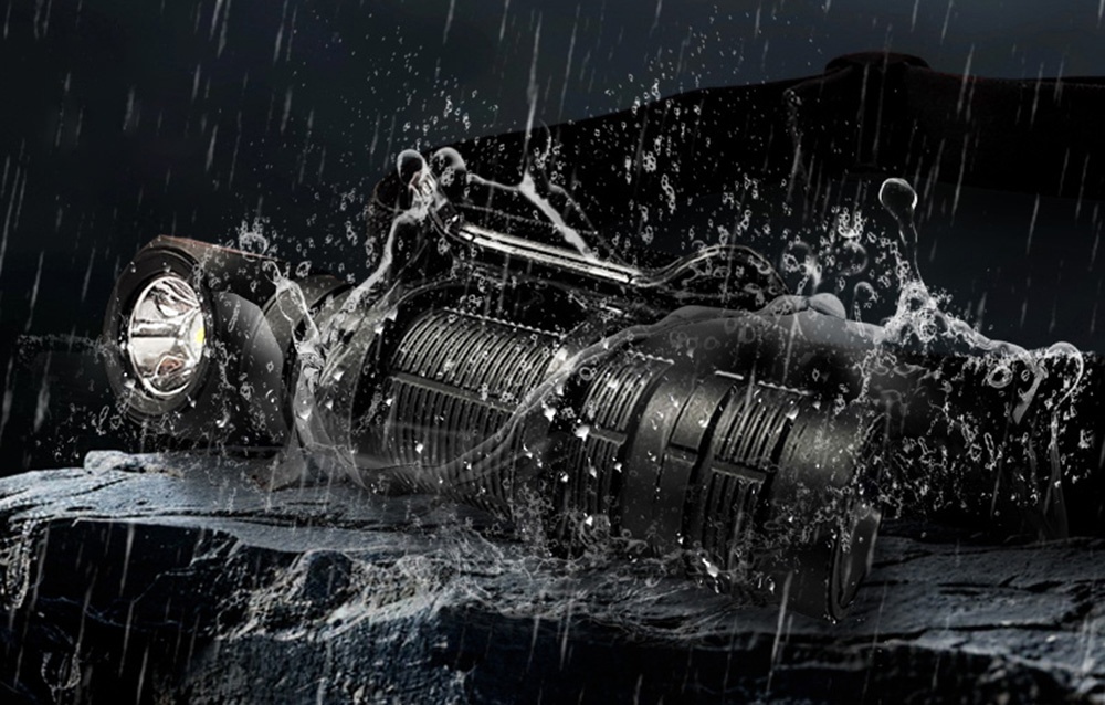 Μαύρος φακός ξαπλωμένος σε σκούρο βράχο μέσα σε ρεύματα νερού