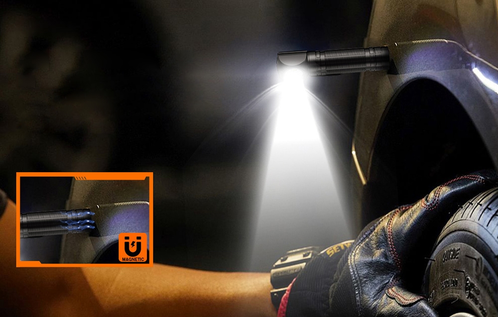 Φακός μαγνητικά προσαρτημένος σε αυτοκίνητο, που φωτίζει τον τροχό του τη νύχτα