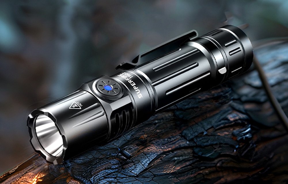 Μαύρος φακός ξαπλωμένος σε ένα σκοτεινό δέντρο