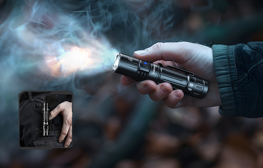 Ένα χέρι κρατά έναν μαύρο φακό LED με έντονο φως και εφέ καπνού σε σκούρο φόντο