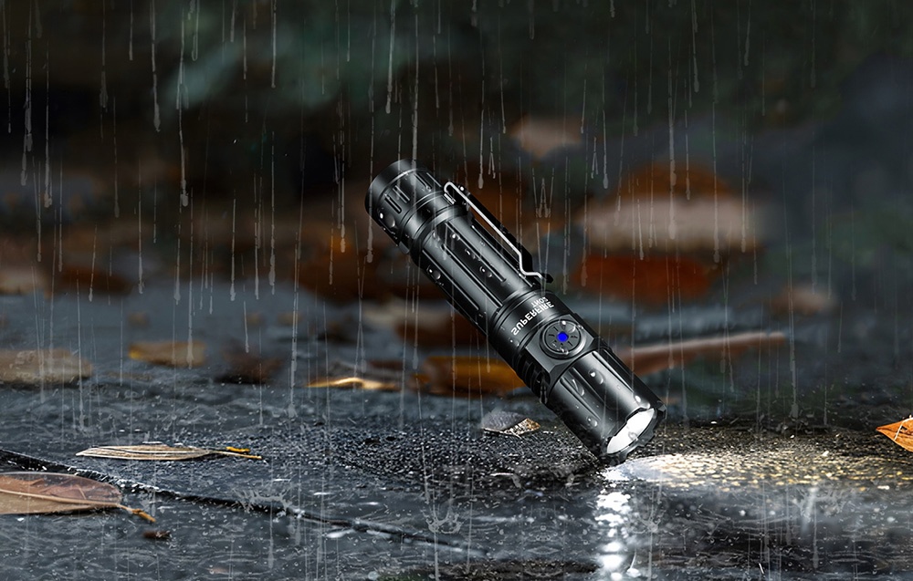 Μαύρος φακός που πέφτει σε βρεγμένο έδαφος στη βροχή