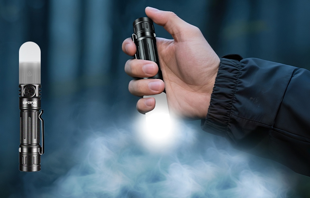 Ένα χέρι με σκούρο σακάκι κρατά έναν μικρό μαύρο φακό LED με λευκό φως