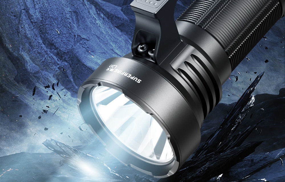 Φακός με έντονο φως πέφτει σε πέτρινη επιφάνεια