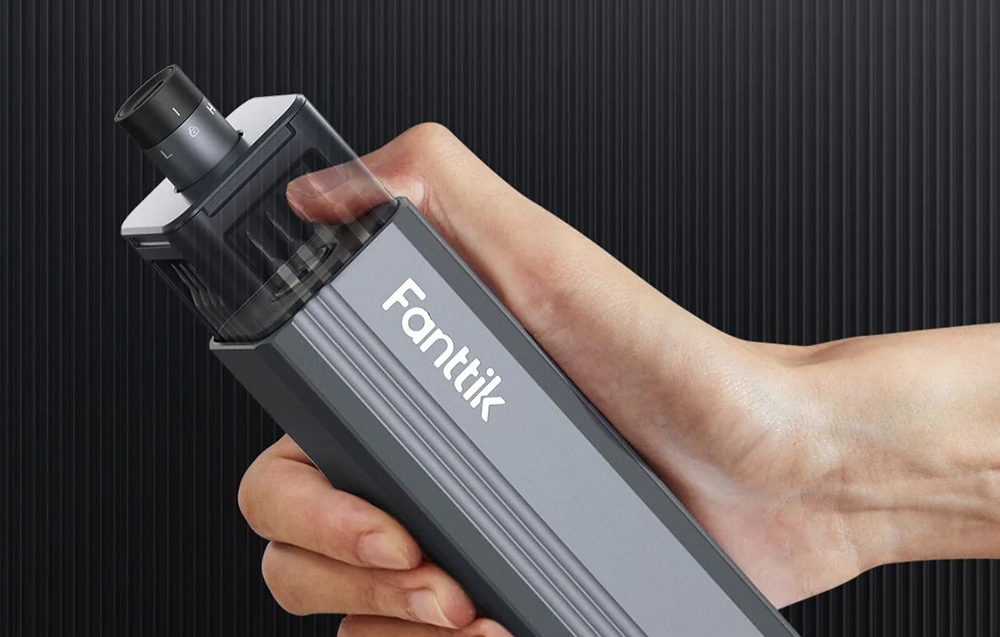 Ένα ηλεκτρικό κατσαβίδι χειρός σε θήκη Fanttik.