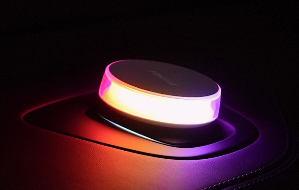 Λαμπτήρας Yeelight Vega στο αυτοκίνητο, που λάμπει με έντονο ροζ-πορτοκαλί φως.