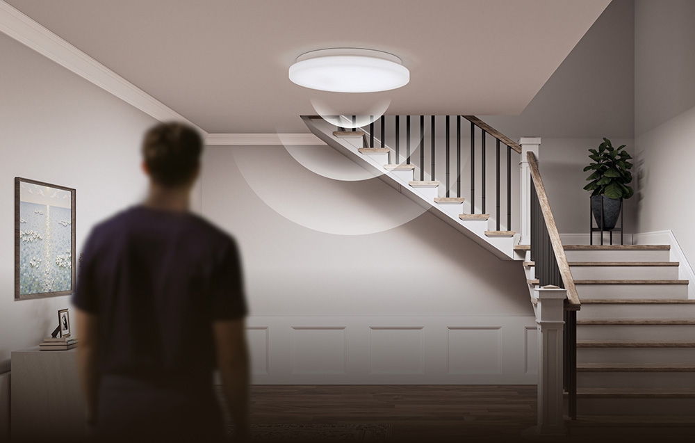 Φωτιστικό οροφής Yeelight MercuryE C260 στο λόμπι δίπλα στη σκάλα, με οπτικοποίηση της λειτουργίας του ανιχνευτή κίνησης.