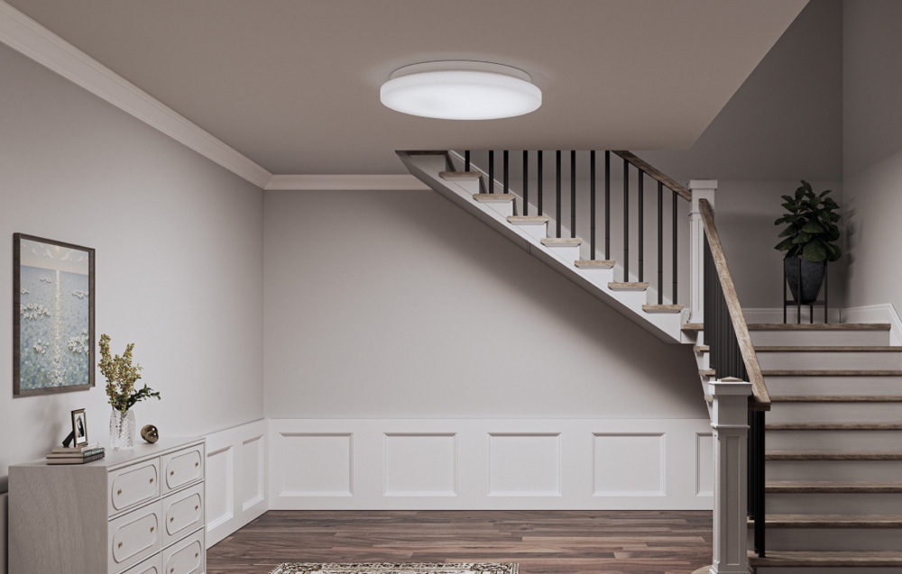 Φωτιστικό οροφής Yeelight MercuryE C260 με ανιχνευτή κίνησης εγκατεστημένο στο λόμπι δίπλα στη σκάλα.