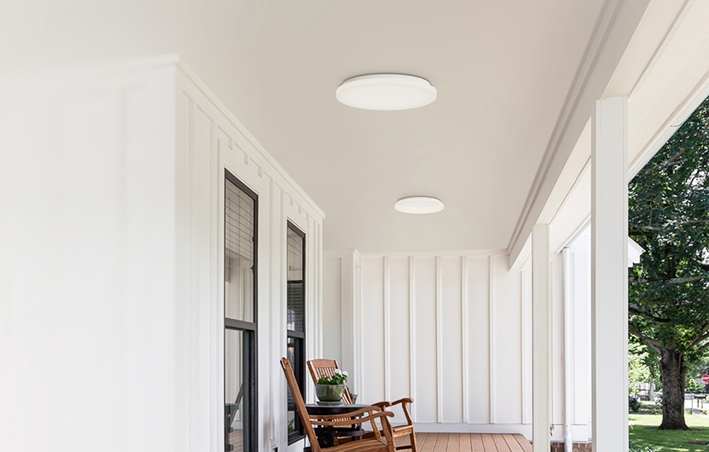 Δύο λαμπτήρες οροφής Yeelight MercuryE C260 τοποθετημένοι σε σκεπαστή βεράντα με ξύλινο δάπεδο και κουνιστή καρέκλα.