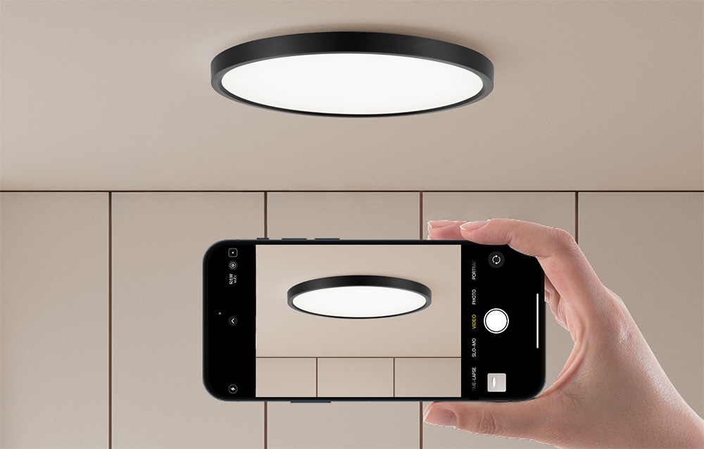 Φωτιστικό οροφής Yeelight Meteor C300 σε μπεζ οροφή, φωτογραφημένο με smartphone.