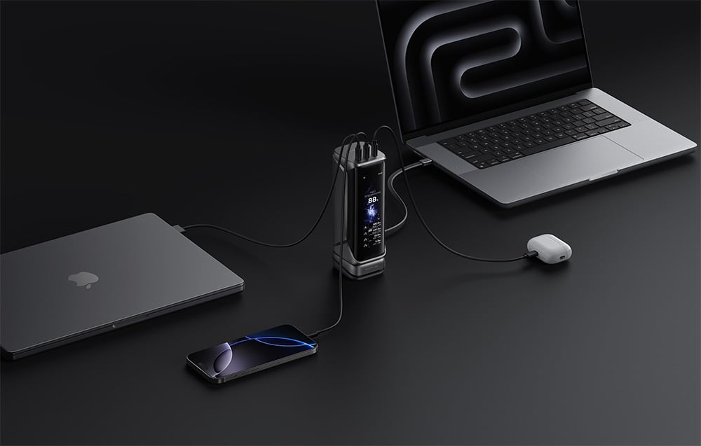 Powerbank EcoFlow με 2 φορητούς υπολογιστές, ένα smartphone και ασύρματα ακουστικά συνδεδεμένα σε αυτό.