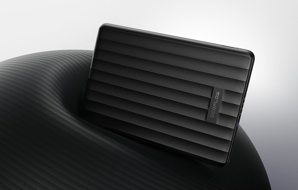 Ένα μαύρο powerbank EcoFlow σε μαύρο και γκρι φόντο.