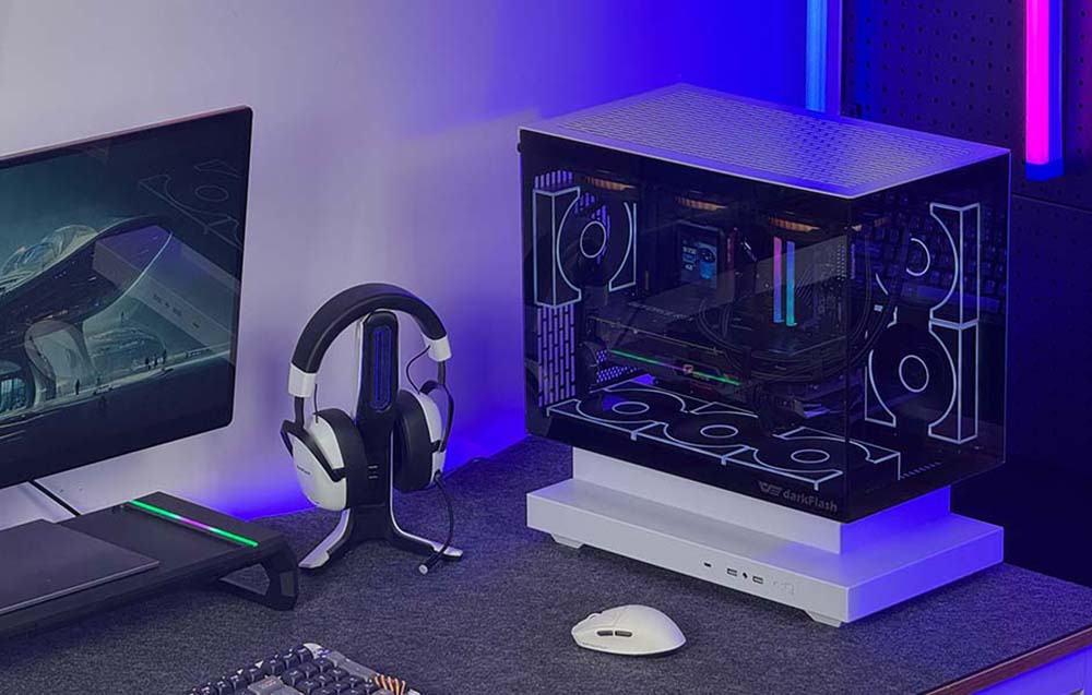 Βάση gaming με υπολογιστή, οθόνη, ποντίκι, πληκτρολόγιο και ακουστικά στη βάση