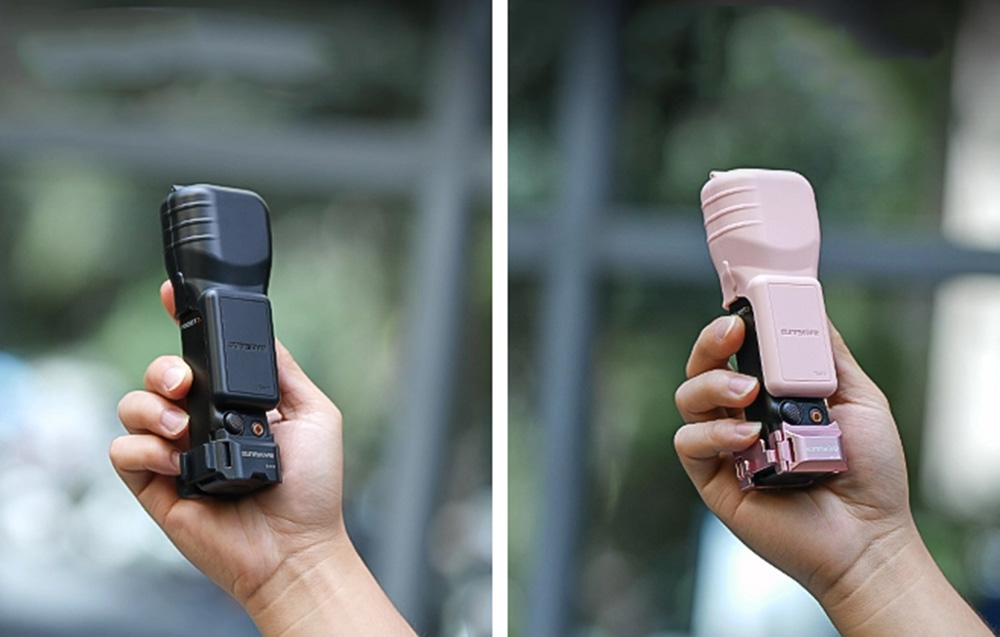 Δύο φωτογραφικές μηχανές DJI Pocket που κρατούνται στο χέρι, η μία σε μαύρη θήκη Sunnylife, η άλλη σε ροζ θήκη με προσαρτημένη λαβή