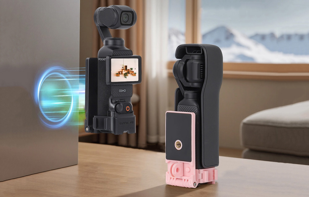 Κάμερα DJI Pocket συνδεδεμένη μαγνητικά σε μια μεταλλική επιφάνεια δίπλα σε ένα διπλωμένο στήριγμα σε ροζ και μαύρη θήκη πάνω σε ένα τραπέζι