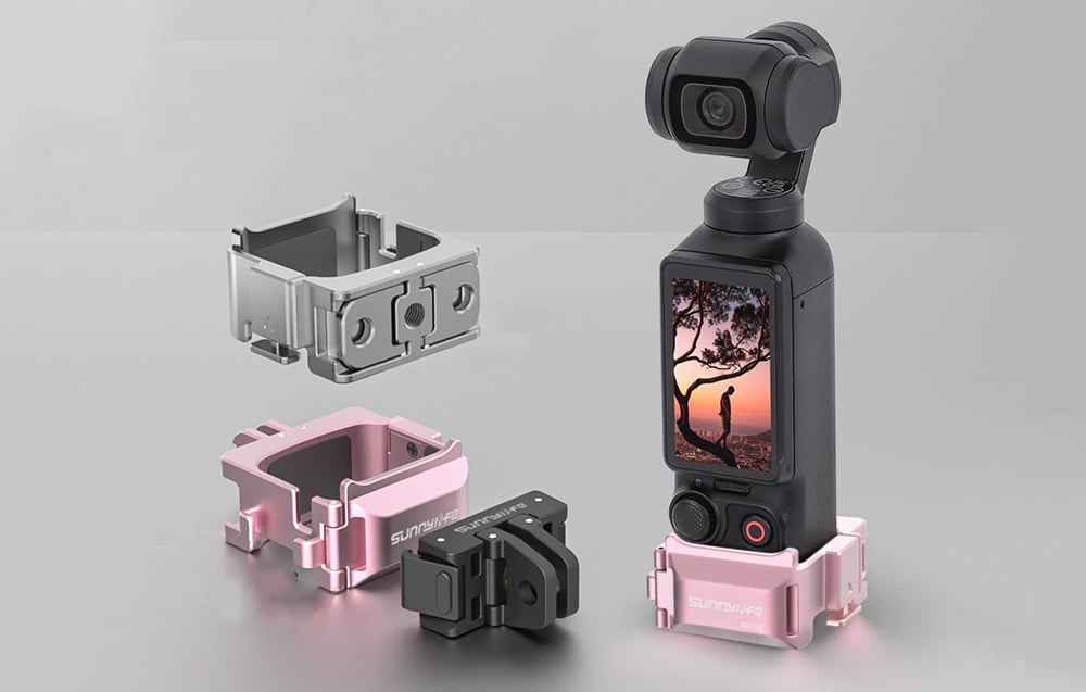 Φωτογραφική μηχανή DJI Pocket σε ροζ βάση Sunnylife, δίπλα σε τρεις διαφορετικές εκδόσεις μεταλλικών βάσεων σε ασημί, ροζ και μαύρο χρώμα