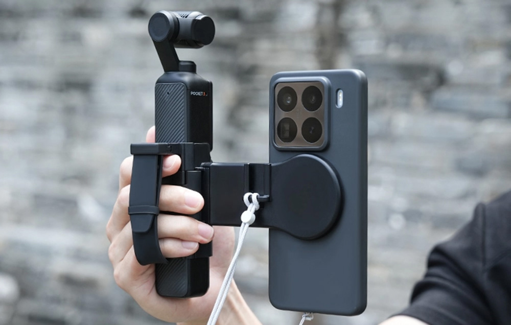 Κάμερα με βάση στήριξης και προσαρτημένο smartphone που κρατιέται με το ένα χέρι